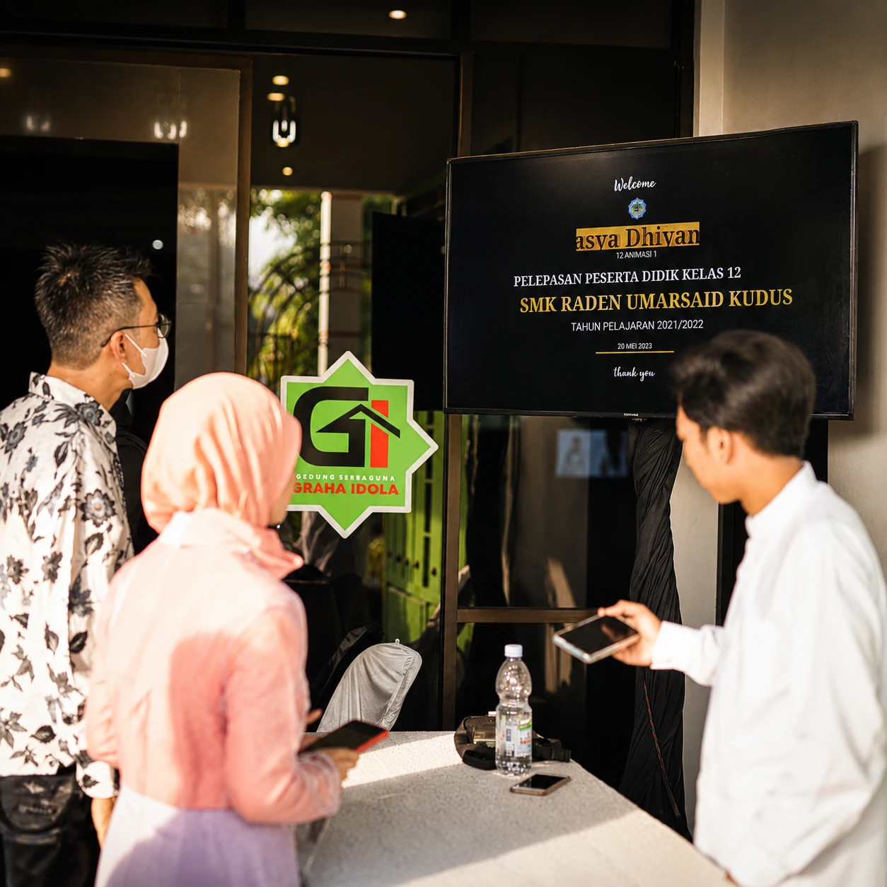 Penerima tamu dengan buku tamu digital