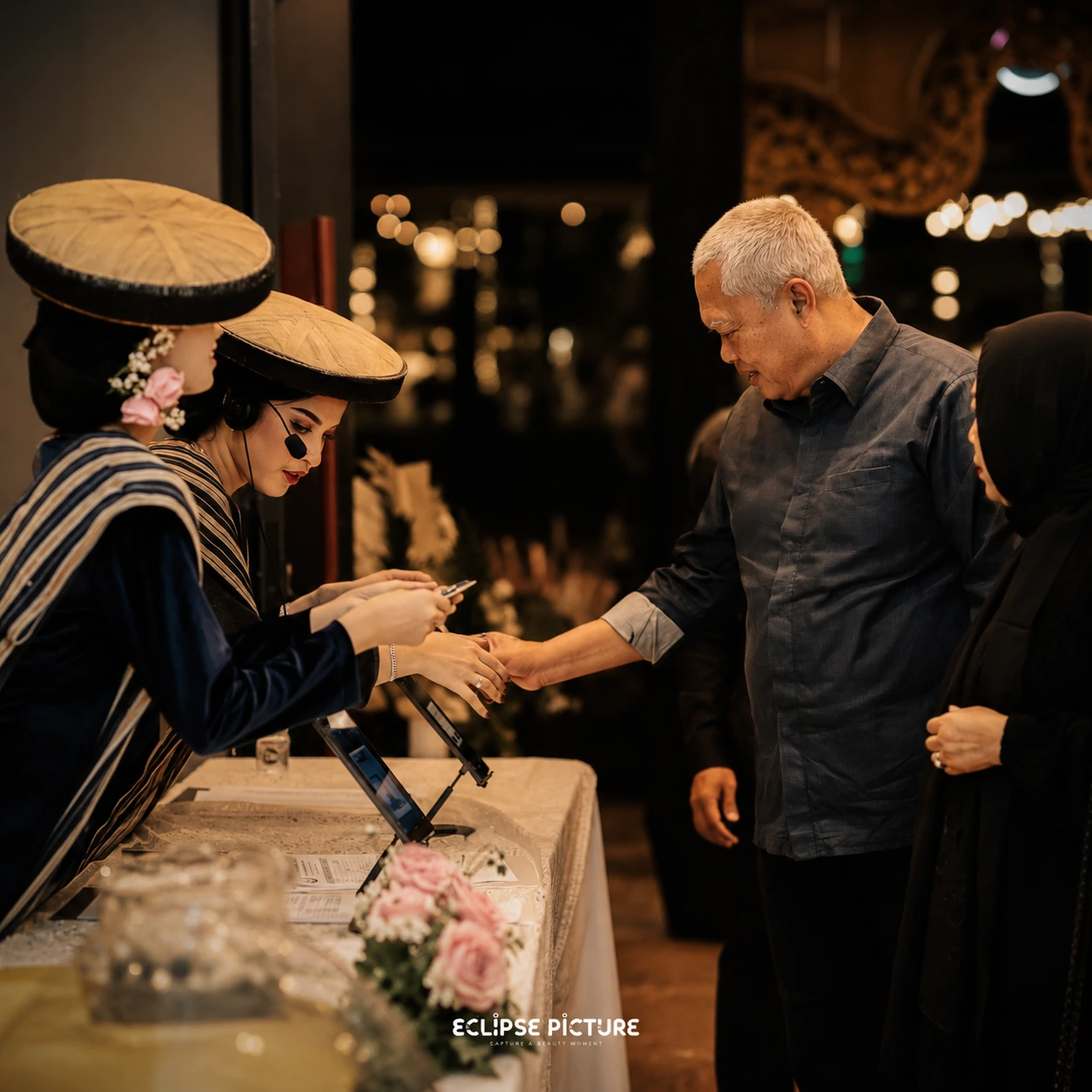 Tim MyLink dengan seragam adat
